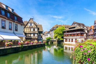 Renkli evlerde geleneksel: La Petite France, Strasbourg, Alsace, Fransa