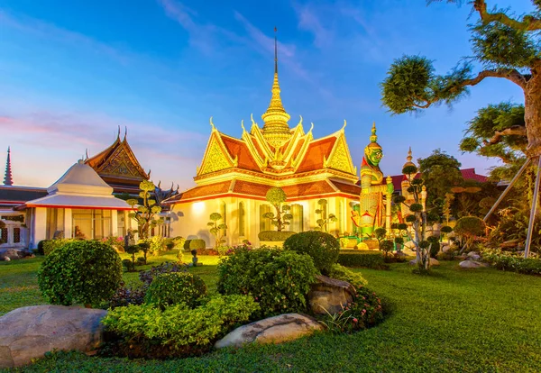 Zwei gigantische Statuen an Kirchen wat arun, bangkok, thailand — Stockfoto