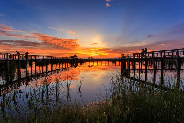 Tahta köprü günbatımı zamanında lotus gölde Khao Sam ROI Yot Milli Parkı, Tayland