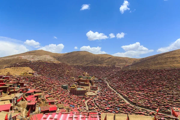 Ovanifrån nattscen på Larung gar (buddhistiska Academy) i Sichuan, Kina — Stockfoto