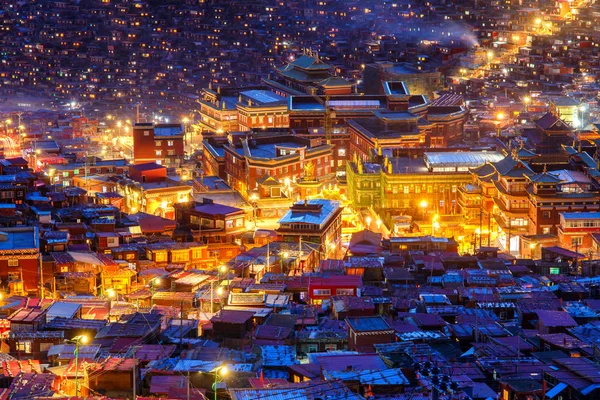 Punto di riferimento nel Sichuan, vista dall'alto scena notturna a Larung gar (Accademia Buddista) nel Sichuan, Cina — Foto Stock