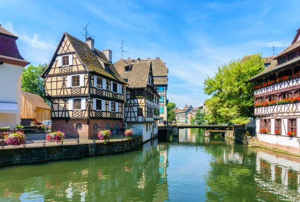 Renkli evlerde geleneksel: La Petite France, Strasbourg, Alsace, Fransa
