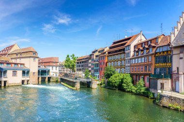 Renkli evlerde geleneksel: La Petite France, Strasbourg, Alsace, Fransa