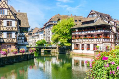 Renkli evlerde geleneksel: La Petite France, Strasbourg, Alsace, Fransa