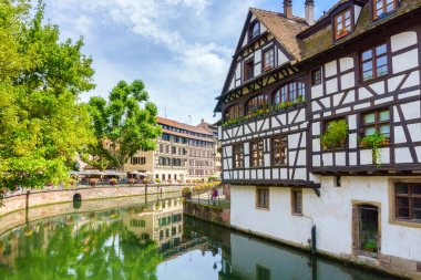 Renkli evlerde geleneksel: La Petite France, Strasbourg, Alsace, Fransa