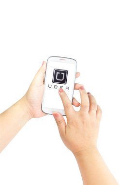 Bangkok, Tayland - Haziran 5,2015: Uber app akıllı beyaz arka plan üzerinde gösterilen tutan bir kadın el Uber smartphone app tabanlı ulaşım ağıdır.
