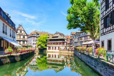 Renkli evlerde geleneksel: La Petite France, Strasbourg, Alsace, Fransa