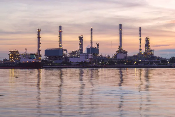 Refinería de petróleo a lo largo del río al atardecer (Bangkok, Tailandia ) —  Fotos de Stock