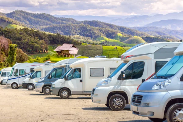 Karavan üst üste arka plan yeşil teraslı pirinç alan doğa manzara üzerinde park edilmiş kapatmak.