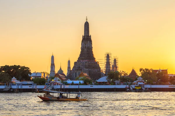 Wat arun en la hora de la puesta del sol, Bangkok, Tailandia — Foto de Stock