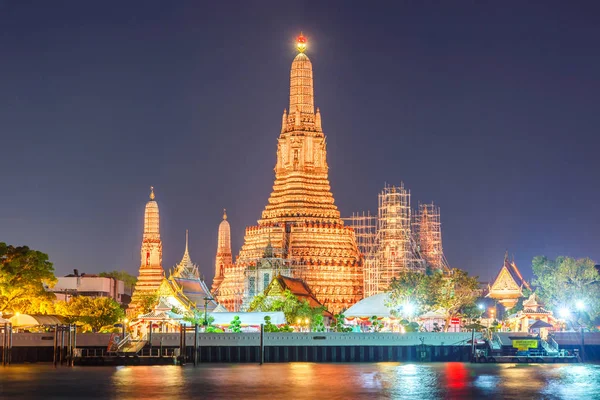 Wat Arun vista nocturna Templo en Bangkok, Tailandia — Foto de Stock