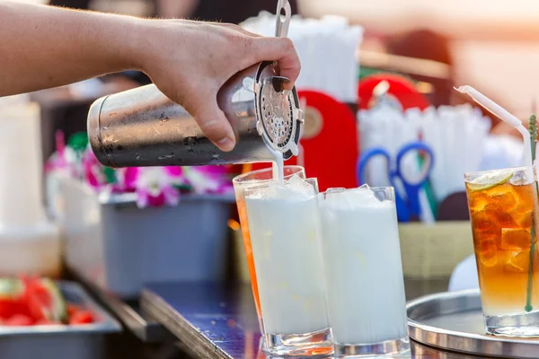 Proceso de preparación de un coctelero de maracuyá — Foto de Stock