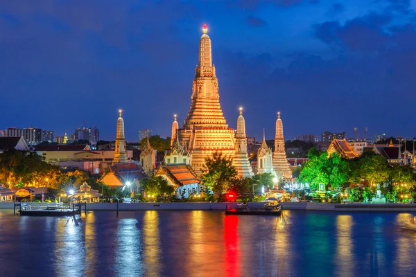 Wat Arun vista nocturna Templo en Bangkok, Tailandia — Foto de Stock