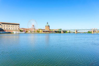 Dönme dolap ve Saint-Pierre köprü görünümünü Garonne Nehri ve kubbe de la Grave Toulouse, Fransa