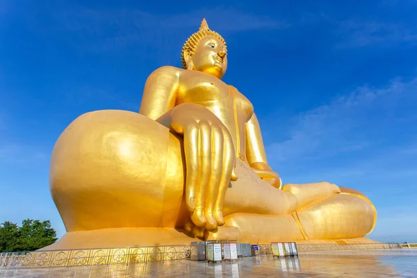 Velký buddha ve Wat Muang v Ang Thong provincie populární buddhistické svatyně v Thajsku. — Stock fotografie