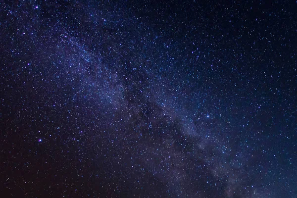 Via Láctea galáxia com estrelas e poeira espacial no universo, fotografia de longa exposição, com grãos — Fotografia de Stock