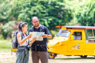 Asyalılar aşk çift zevk harita seyahat sarı taksi veya tuk tuk arka plan, Ayutthaya Bölgesi, Tayland touring bak.
