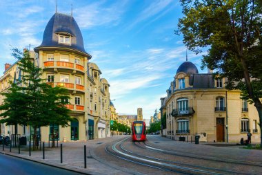 Sokaklar ve Reims mimarisi üzerinde bir şehir Fransa'nın Champagne-Ardenne bölgesindeki tramvay.