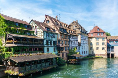 Renkli evlerde geleneksel: La Petite France, Strasbourg, Alsace, Fransa