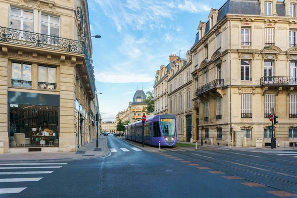 Tramvaj na ulicích a architektura Remeše město v regionu Champagne-Ardenne. — Stock fotografie