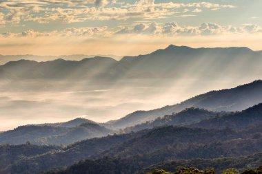 Dağlar ve günbatımı zaman, Doi Luang Chiang Dao, Chiang Mai Province, Tayland yüksek dağ manzaraya sis tabakası