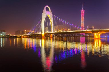 Zhujiang nehir ve guangzhou City, Çin finans bölgesinin modern bina modern köprü karanlık geceleri ışık gösterisi