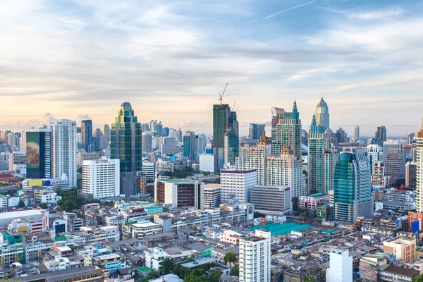 Principais vistas skyline business building e distrito financeiro no dia do sol na cidade de Bangkok, Bangkok — Fotografia de Stock