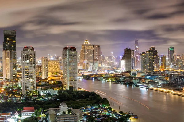 Пташиного польоту Бангкок сучасним офісною будівлею, кондомініум в Бангкоку Сіті центр міста з нічна сцена, Бангкок, Таїланд — стокове фото