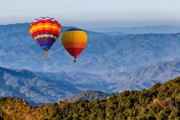 Barevné horkovzdušné balóny létající nad Doi Luang Chiang Dao s východem slunce a ranní mlhou v Chiang Mai, Thajsko. — Stock fotografie