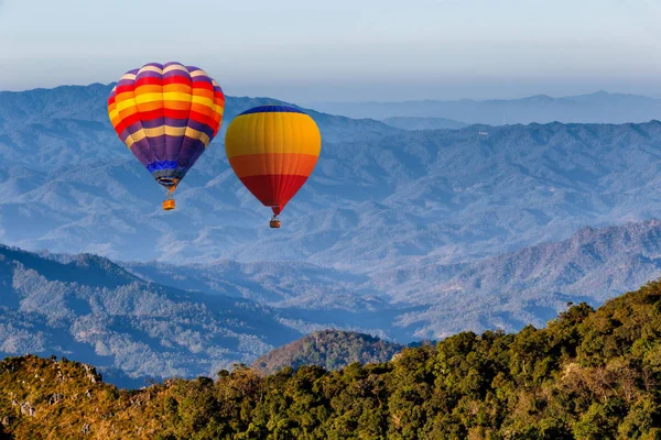 Balões coloridos de ar quente voando sobre o Doi Luang Chiang Dao com nascer do sol e névoa matinal em Chiang mai, Tailândia . — Fotografia de Stock