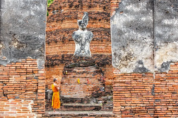 Monk eski Tapınak, Ayutthaya Bölgesi, Tayland Buda heykeli önünde dua ayakta