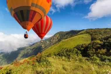 Renkli sıcak hava balonları Inthanon dağ, Kew Mae Pan doğa iz, Chiang Mai Province, Tayland üzerinde uçan havadan görünümü