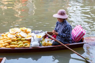Ratchaburi Tayland-20 Mart 2016: Damnoen Saduak yüzen Pazar Ratchaburi yakın Bangkok, Tayland