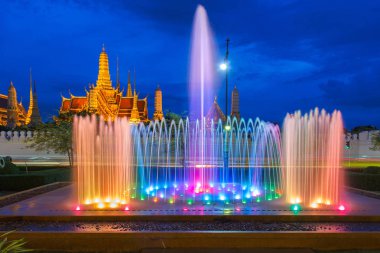 Çeşme dansı göster Wat Phra Kaew Bangkok City, Bangkok, Tayland için Emerald Buddha Tapınağı önünde.