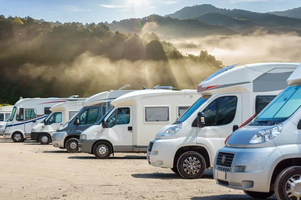 Close-up van motorhomes geparkeerd in een rij met mist in de ochtend achtergrond, provincie Chiang Mai, Thailand — Stockfoto