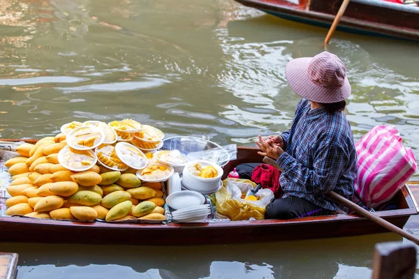 Damnoen saduak plovoucí trh ve městě ratchaburi poblíž bangkok, Thajsko — Stock fotografie