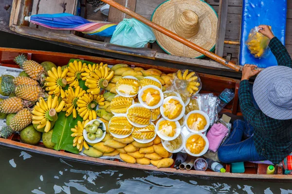 Damnoen Saduak mercado flotante en Ratchaburi cerca de Bangkok, Tailandia —  Fotos de Stock