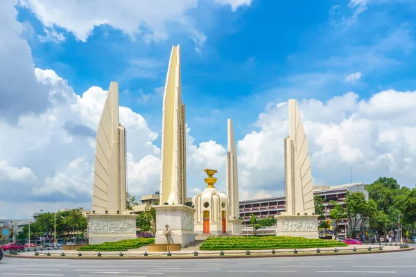 Demokrati monument med blå himmel i bangkok, thailand — 图库照片