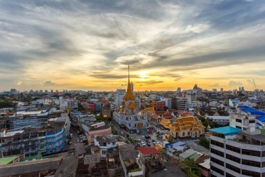 Üstten Görünüm cityscape Wat Trimitr chinatown veya yaowarat bölgesindeki şehir bangkok, Bangkok, Tayland.