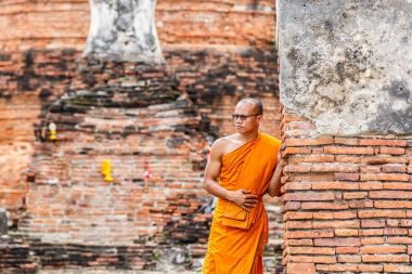 Monk ayakta ve eski Tapınak, Ayutthaya Bölgesi, Tayland Buda heykeli önünde manzaraya bak
