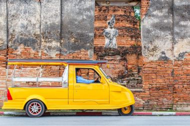 Tuk Tuk araba turisti eski tapınak arka bahçesinde, Tuk Tuk, Tayland 'ın Ayutthaya eyaletini gezmek için bir taksi arabası.