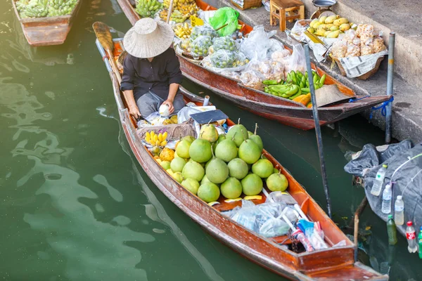 Damnoen saduak plovoucí trh ve městě ratchaburi poblíž bangkok, Thajsko — Stock fotografie