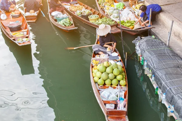 Damnoen saduak plovoucí trh ve městě ratchaburi poblíž bangkok, Thajsko — Stock fotografie