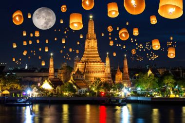 Yee peng Festivali'nde loy krathong gün wat arun, bangkok şehir, Tayland gece dolunay altında yüzen lamba