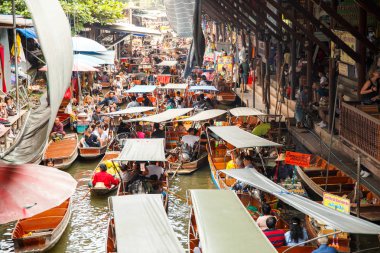 Ratchaburi, Tayland - 5 Kasım: Yerel satıcıları mal Damnoen Saduak yüzen Pazar yakın Bangkok Tayland, 5 Kasım 2017 üzerinde satan. Damnoen Saduak çok popüler bir turistik 's.
