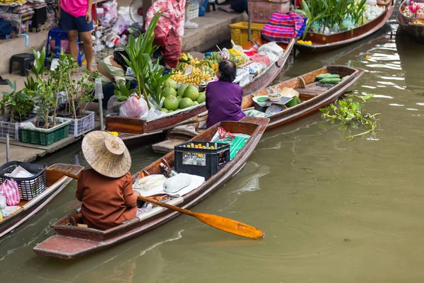 Damnoen saduak plovoucí trh ve městě ratchaburi poblíž bangkok, Thajsko — Stock fotografie