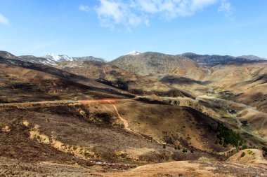 Güzel kış yol altında kar dağ, Sichuan, Çin Tibet'te