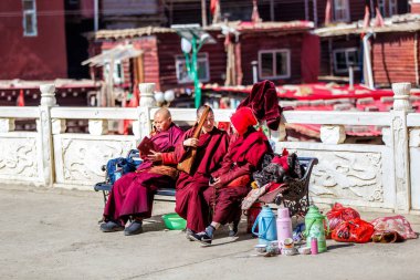 Sichuan, Çin - 4 Mayıs 2016: Rahipler at Larung Gar rahipleri (Larung Gar Budist Akademisi), yerel bir simge kutsal sitedeki Seda, Ganzi, Sichuan, Çin.