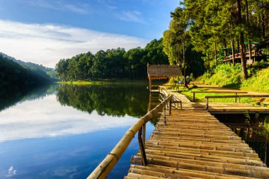 Pang Ung, turistik yer nerede insanlar gelip gölde güzel manzarasına kışın Kuzey Tayland, Mae Hong Son il, Tayland tatil