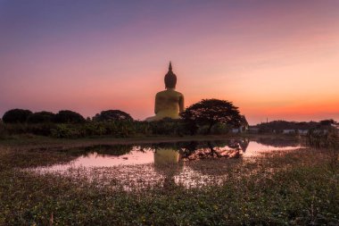 Wat Muang 'daki Büyük Buda Ang Thong Eyaletinde Tayland' daki popüler Budist tapınağında.